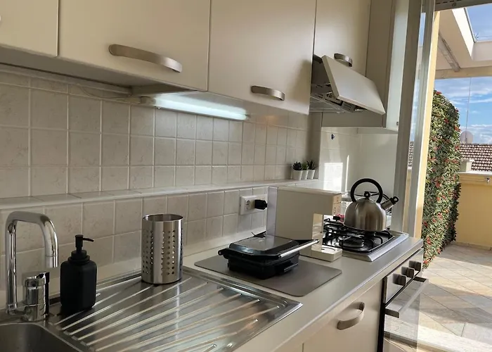 Historic Center Penthouse 6 Minutes From The Station Lägenhet